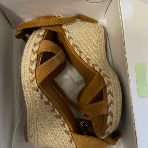 Klackskor  - Använt en gång. Nyskick!  Är i storlek 37 men passar mig som har 38.