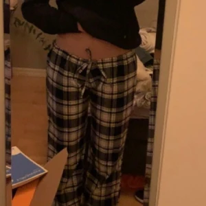 Rutiga pyjamasbyxor  - Bara använda ett fåtal gånger, sitter jätte snyggt och lågmidjat men dem är tyvärr för små för mig. Jag är 170 för referens. Skriv gärna vid fler frågor💕 
