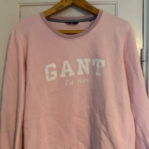Säljer denna Gant tröja då den aldrig kommer till användning. Den är i ett mycket fint skick.  Köparen står för frakten!
