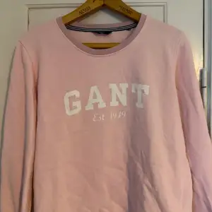 Säljer denna Gant tröja då den aldrig kommer till användning. Den är i ett mycket fint skick.  Köparen står för frakten!
