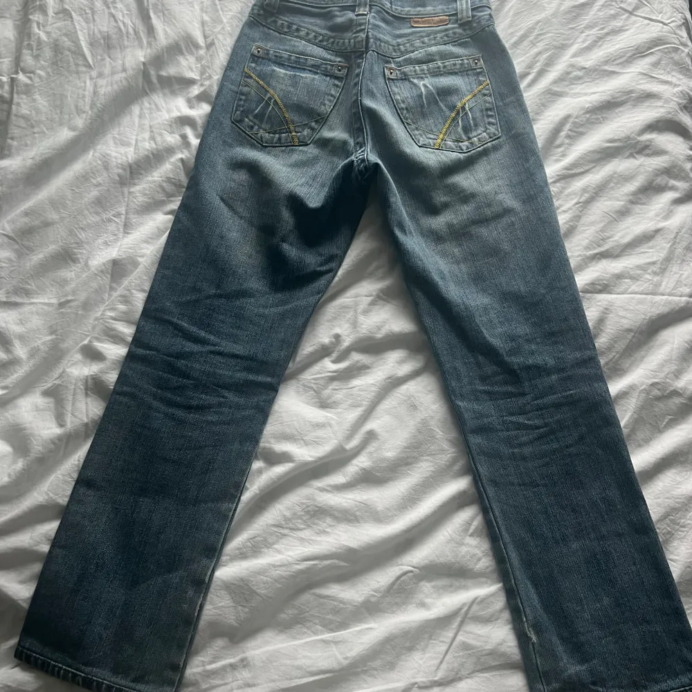 Skitcoola jeans, köpta här på Plick! Säljer på grund av att det inte är min stil💗midjemåttet rakt över är 36-37cm, skulle säga att de är middle waist! . Jeans & Byxor.