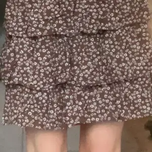 Säljer denna bruna, korta och somriga kjolen från Lindex! Köptes sommaren 2023 men tyvärr låg den bara i garderoben och nu sitter den inte så som jag vill på mig längre💗Kontakta gärna vid intresse