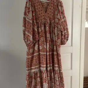 Vacker klänning från Indiska. Aldrig använd. Inköpt för 899:- stl xl 