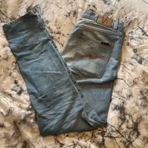 Ett par tvärfeta Nudie Jeans i färgen ljusblå! Skicket är 8/10 ingen användning av de. Pris kan diskuteras. Kontakta gärna vid frågor!💸💸🍾🍾