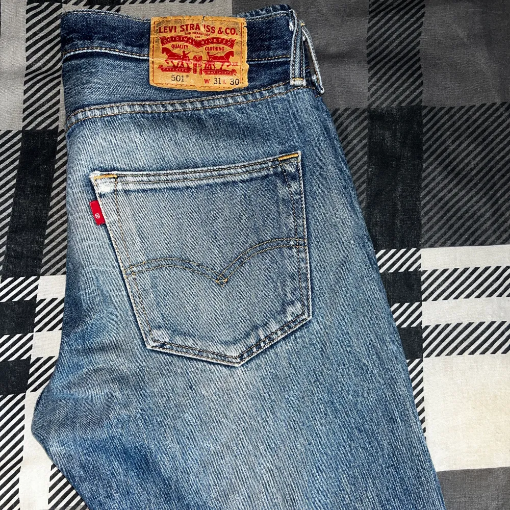 Säljer mina 501or pga att dem är för små dem är i väldigt bra skick!. Jeans & Byxor.