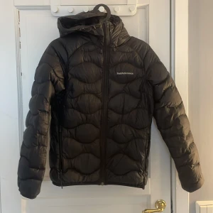 Peak Performance Jacka  - Svart peak performance jacka😊 Använt många gånger🌟     Inga hål🤗