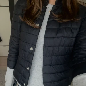 Trekvartsärm jacka - Trendig trekvartsärm jacka som är i storlek M men passar XS/S!