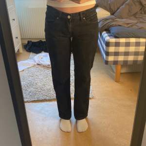 Jeans från Abrand jeans i modellen 99 low straight. Jag har använt dem 2 gånger. Nypris 1000kr. Det är storlek 26 i midjan och längden har jag sytt upp och passar mig som är 165 cm.