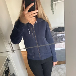 Fin sail racing kofta - Säljer denna sail racing kofta, den är i väldigt bra skick och sparsamt använd💗