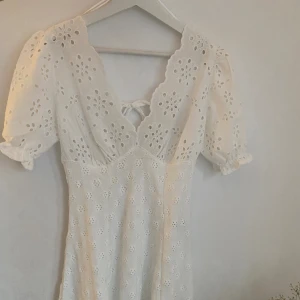 Ny student/Sommarklänning - Helt oanvänd klänning som passar perfekt till sommaren eller studenten! Lappen finns kvar, pris går att diskutera🌸