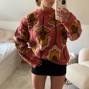 Stickad tröja med mönster - Superfin