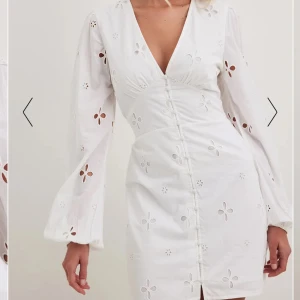 Vit klänning - Jag säljer nu min fina vit klänning i bra skick💕endast använd en gång! Klänningen är från NA-KD och är slutsåld på deras hemsida.