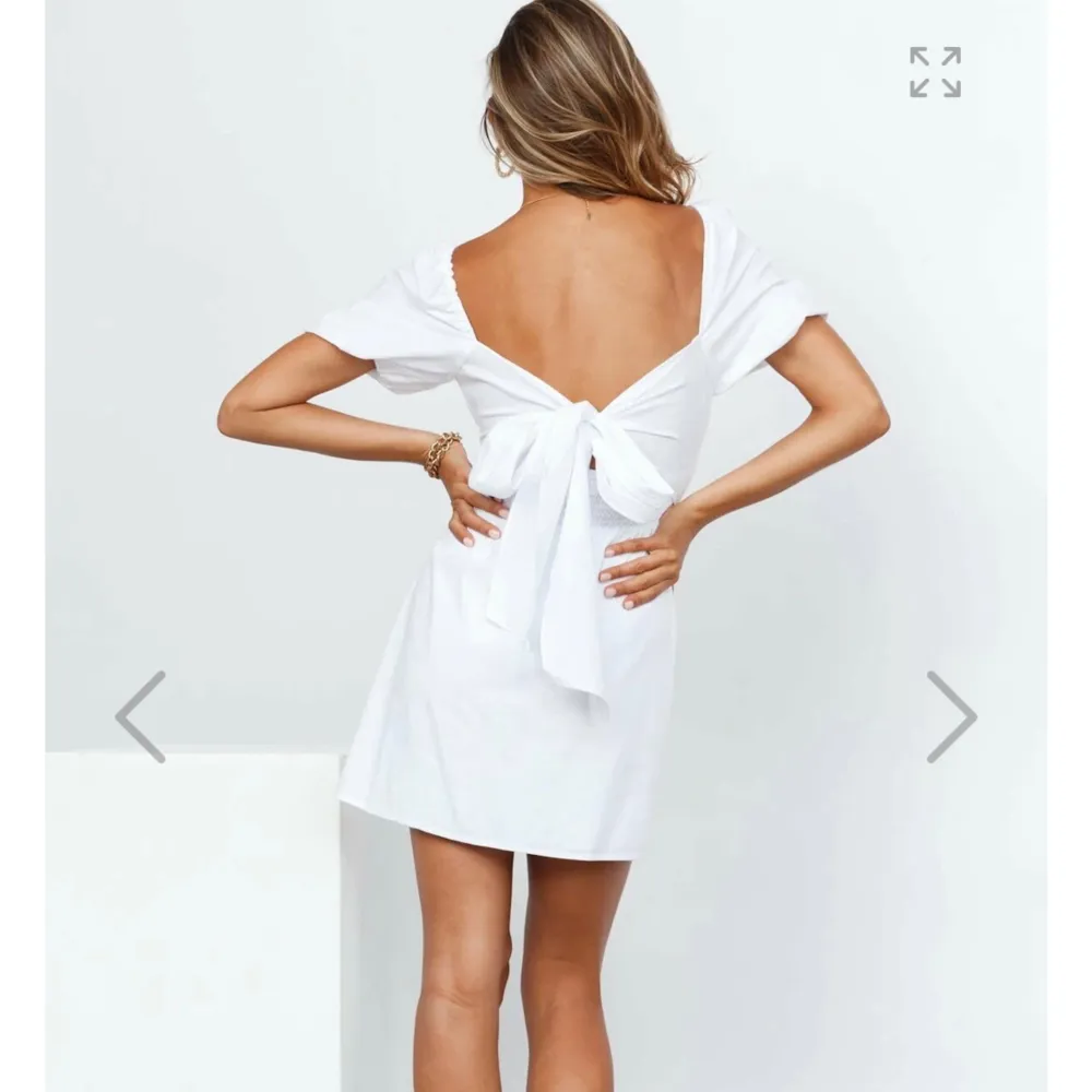 SÄLJER!! Säljer denna vita korta snygga klänningen som är perfekt inför studenten eller bara till sommaren. Köpt här på plick förra veckan, så jag själv har ej använt den.  Priset går att diskutera💞 Nypris: 900kr. Klänningar.