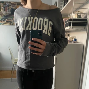 Vintage tröja - Köptes för några år sen har inte blivit använd mycket därför säljer jag den💗 Man kan ha den off-shoulder och one-shoulder💗