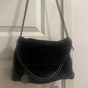 Svart väska - Stella mc cartney inspirerad väska. Använd få gånger, fint skick. 