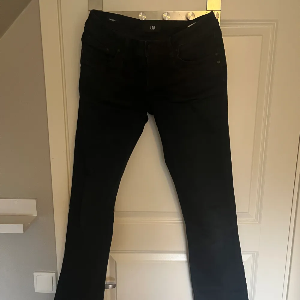 Ett par Ltb jeans i modellen valeri. De är använda några gånger men i bra skick. Säljer för att de är för stora.. Jeans & Byxor.