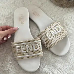 Säljer dessa vita sommar sandalerna. Står storlek 37, passar på normal 38. (Dessa är i använt skick.) Säljer för 250 kr. Köparen står för frakten! 