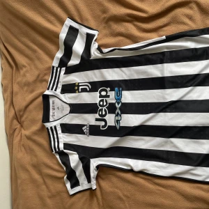 Juve tröja - Juve fotbollströja i storlek L