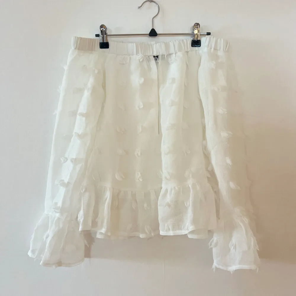 Vit off shoulder blus med fina detaljer đ€ . Puserot.