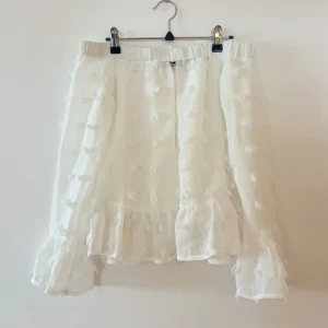 Off shoulder blus  - Vit off shoulder blus med fina detaljer 🤍 