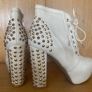 Stövletter med nitar - Använda ett par gånger. Sköna att gå i. 