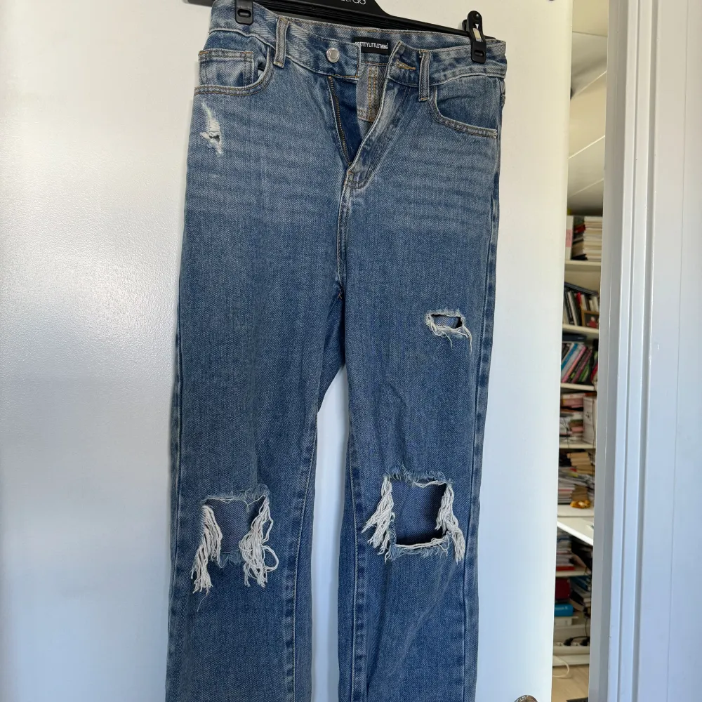 Slitna blåa jeans i rak passform, använd 1 gång! Hög midja! Normal i storleken. Jeans & Byxor.