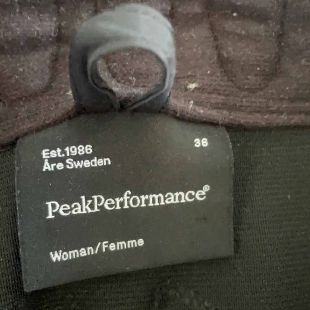 Säljer mina peak performance skidbyxor då dom blivit lite korta. Det är inga defekter eller liknande. Skriv privat för mer info. Ge gärna prisförslag . Jeans & Byxor.