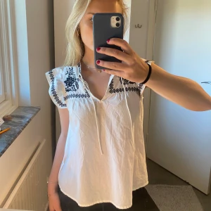 Volang topp - Säljer denna fina topp från hm, perfekt på sommaren💗 tröjan är i storlek xs men passar mig som vanligtvis har s