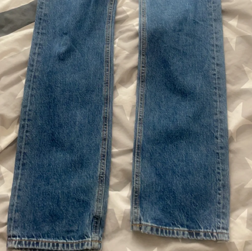 Mörkblåa mid waist jeans/low straight (raka ben). Köpta från bik bok (orginal pris 700 kr)  Midja: 25 Längd: 32 Använts några gånger, används inte längre. Väldigt bra skick. Priset kan diskuterat. . Jeans & Byxor.