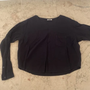 svart weekday blus - svart blus ifrån weekday med en liten bröstficka framtill