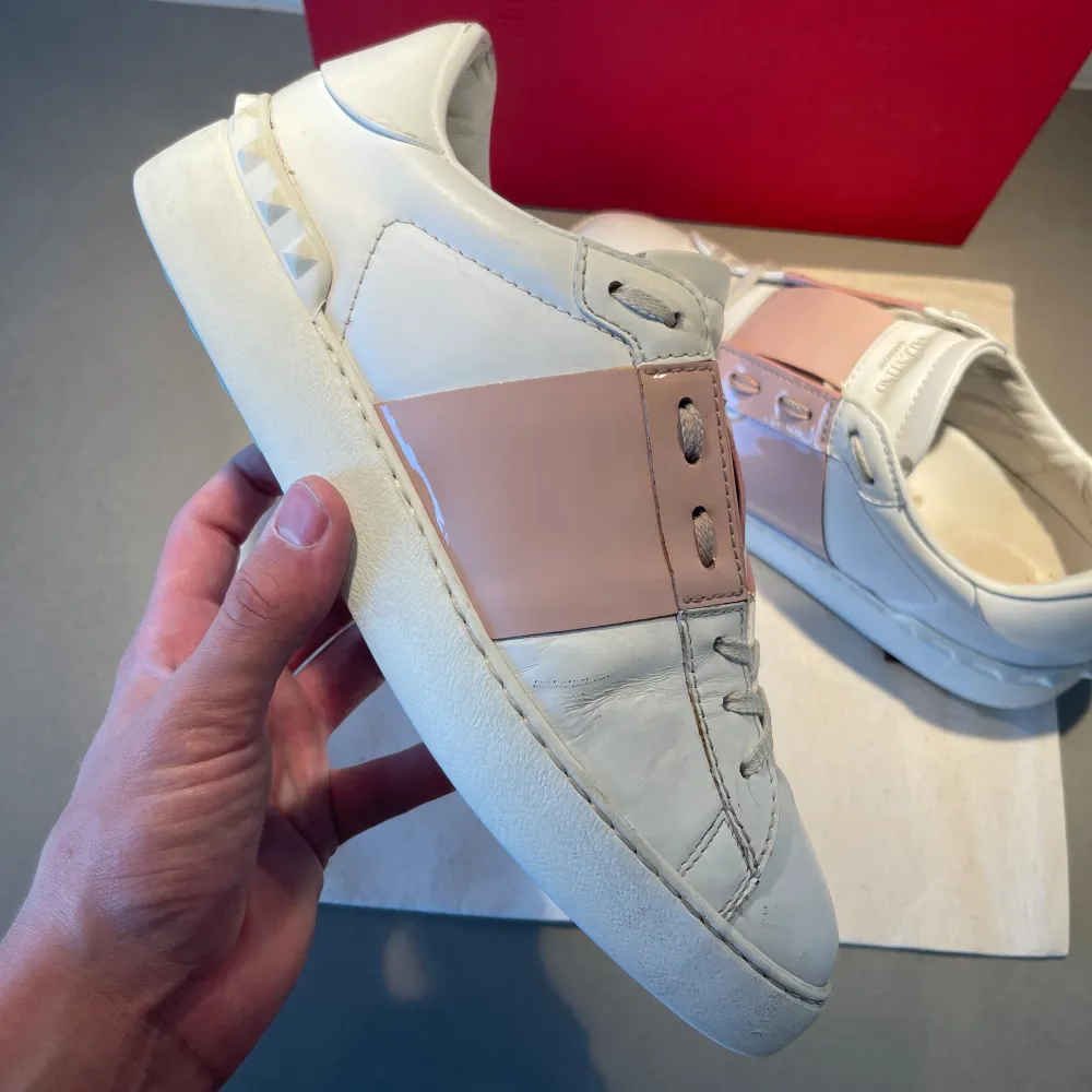 Hej! Säljer nu dessa sjukt snygga vita Valentino open skorna med en rosa kontrastfärg. Jätte fint skick. Storlek 40,5 men passar vanligtvis 0,5-1 storlek större. Tillkommer skopåse. Kan frakta eller mötas upp i Kungälv. PM 📩för fler frågor/bilder. Skor.
