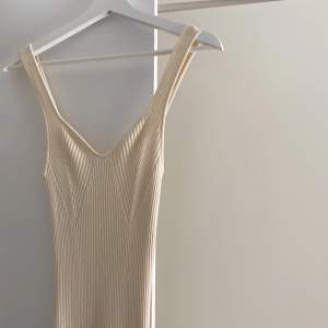 Lång beige klänning i strl XS från ginatricot. 350kr inklusive frakt. 
