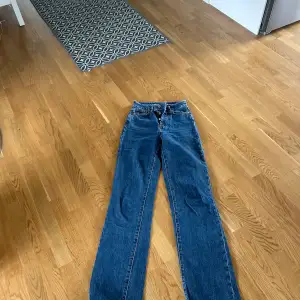 Högmidjade mörkblå raka jeans från bik bok. Är för små men lagom i längde. Är 176