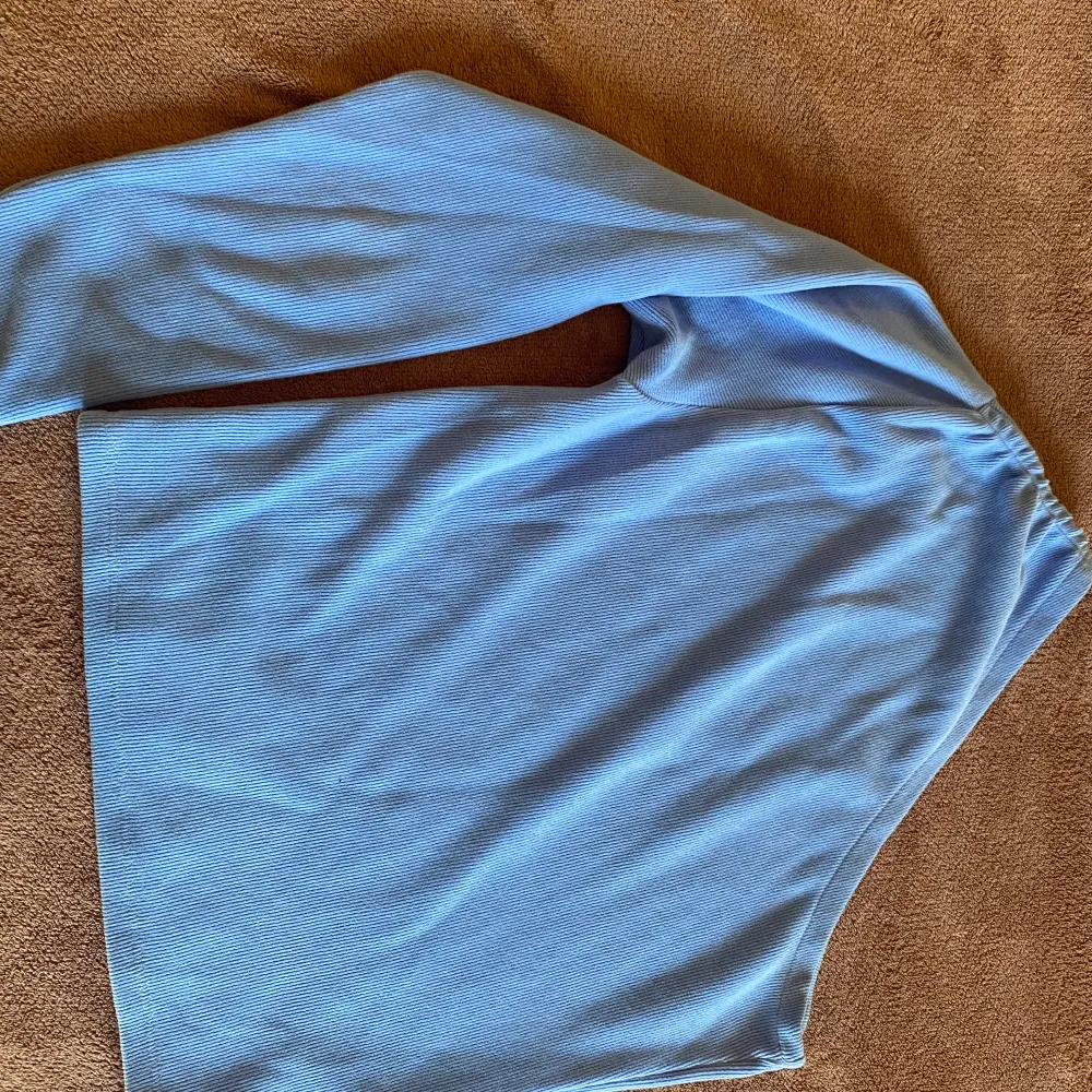 En armad tröja från Gina tricot använda en gång, storlek : xs . T-shirts.