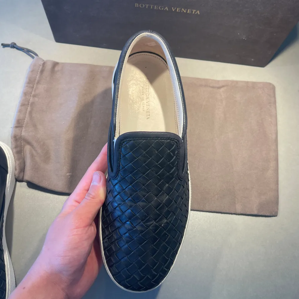 Hej! Säljer nu dessa super schyssta slip-on skorna från Bottega Veneta. Toppen skick, utan några större defekter. Storlek 39 men sitter 0,5-1 storlek större. Tillkommer Box & skopåse. Kan frakta eller mötas upp i Kungälv. PM 📩 fler bilder/frågor :). Skor.