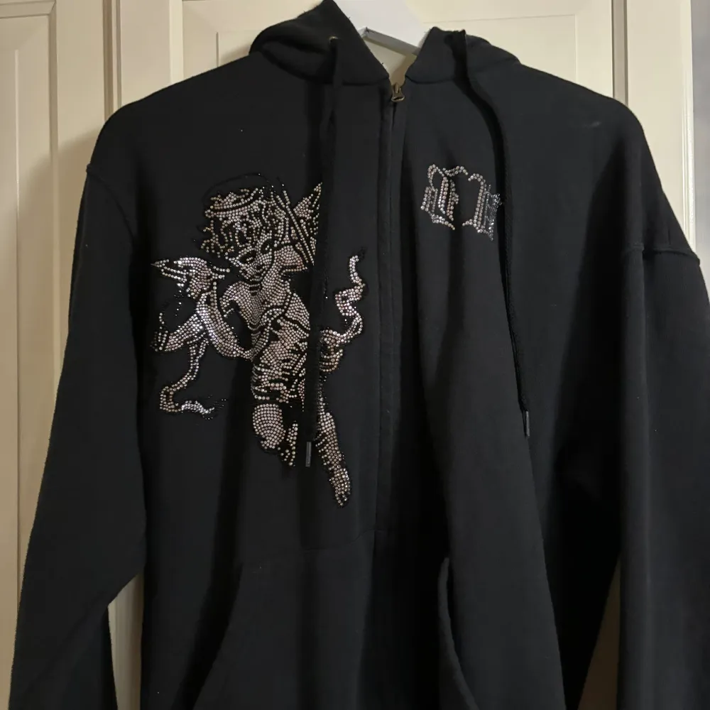 Hej säljer nu min knappt använda rhinestone hoddie från bvaldi i storlek L   Nypris 1099. Hoodies.