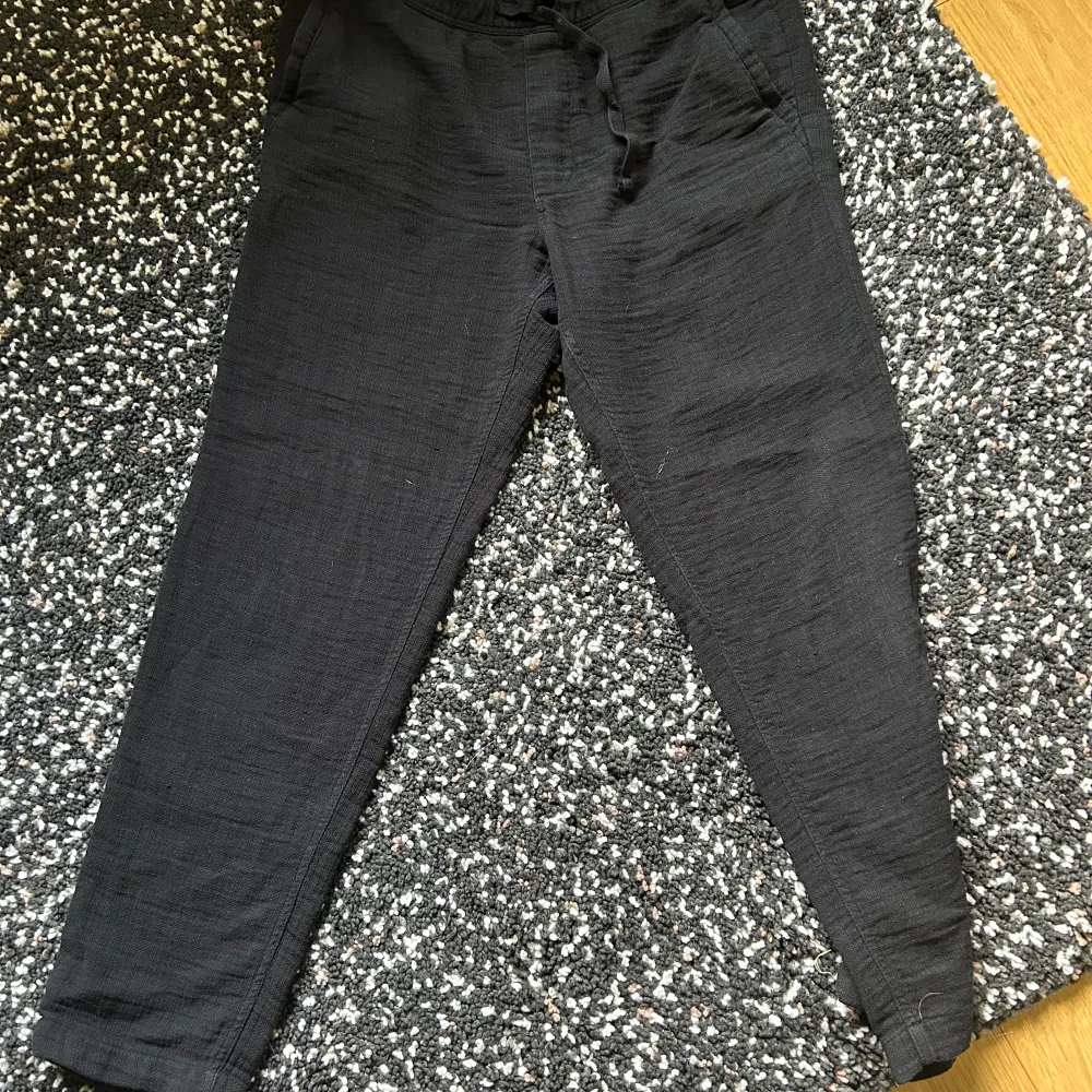 Tja säljer nu mina svarta linnebyxor från ZARA, perfekt skick inga skador, storlek M, ny pris 600kr.. Jeans & Byxor.