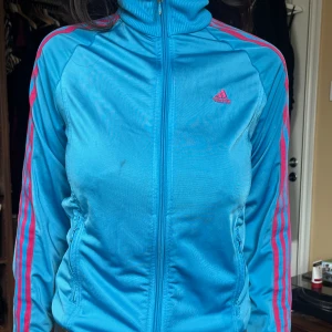 adidas zip up - har en liten fläck som jag inte vet om den går bort men man vet aldrig🤷‍♀️