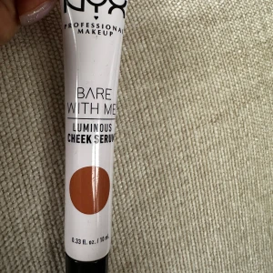 Nyx bare with me cheek serum - Plombering sitter kvar. Nypris 129kr