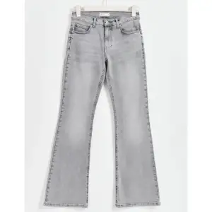 Ett par jättefina gråa lågmidjade jeans i storlek 36 från Gina! Jättefint skick. Kan sänka pris vid snabb affär