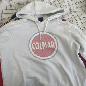 Colmar hoodie - Sitter xs/s, för liten för mig så använder ej längre. Knappt använd generellt. Som små pluppar som utgör märket