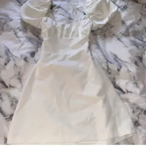 Säljer denna klänning från zara, endast använt en gång🙌🏼
