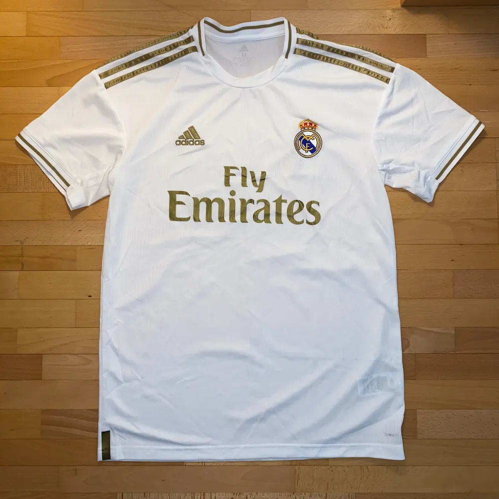 En helt oanvänd real Madrid tröja från säsongen 19/20. 100% äkta och köpt från adidas affären.. Sportswear.