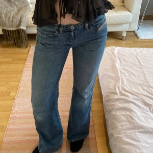 Diesel jeans - Så så fina vintage dieseljeans! Jag är 170 och de sitter bra i längden🌞 frakt tillkommer