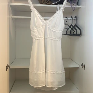 Fin sommarklänning - Den är normal lång och större på baksidan så man kan Justera den.