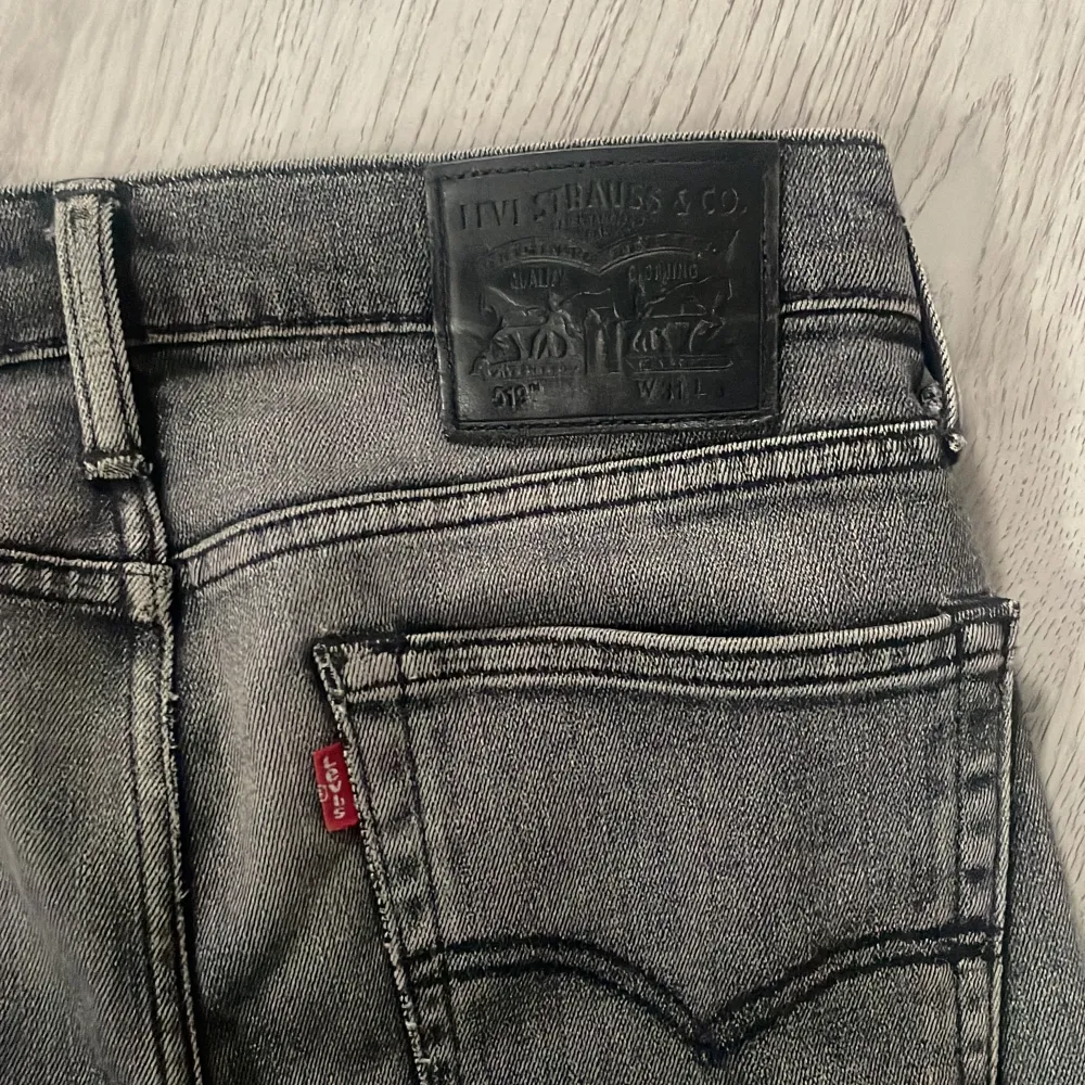 Grå Levi jeans i jätte bra skick, storleken är W31 L34 denna modellen är i Slimfit. Jeans & Byxor.