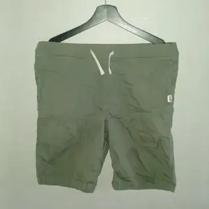 Gröna shorts me fickor. För barn storlek 158/164