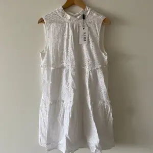 Helt oanvänd, vit klänning från NAKD. Nypris 499kr