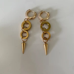 Örhängen  - Jätte fina örhängen, helt nya aldrig använda💕