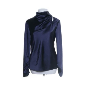 Blus  - Jätte fin marinblå blus me fin detalj. Använd ca 3 gånger. Köpt på sellpy. 